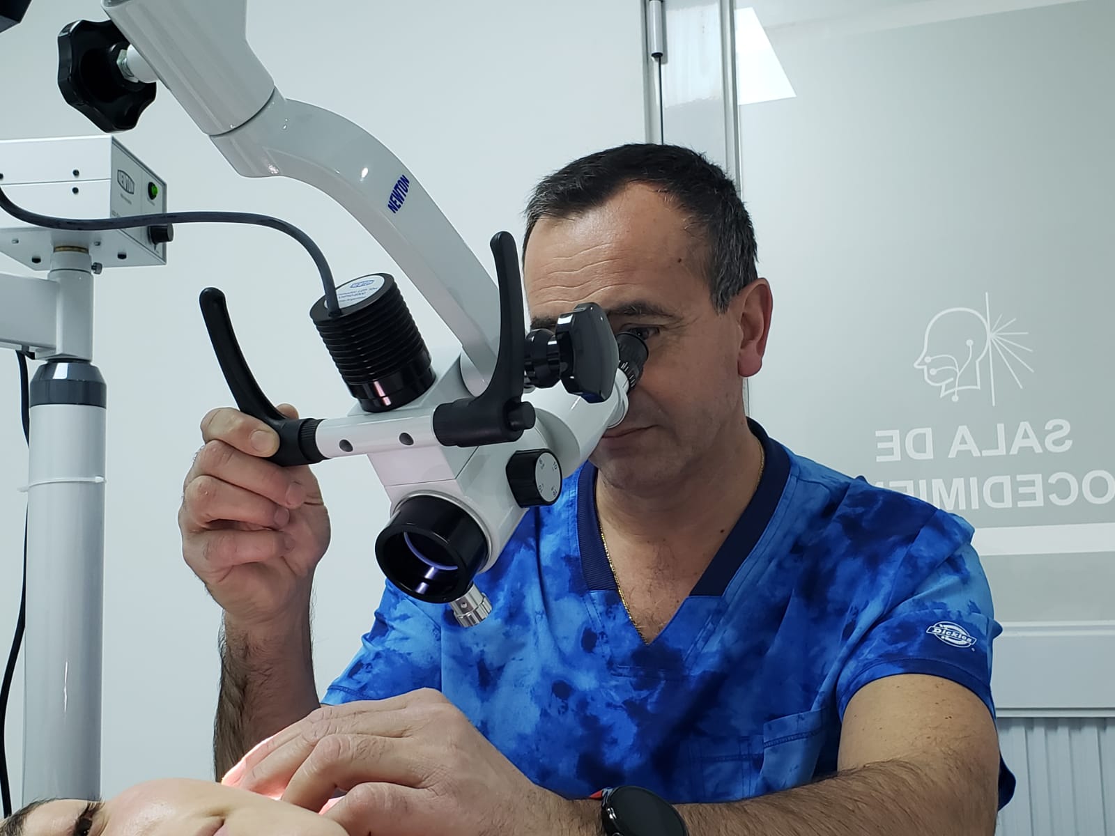 Procedimientos otológicos bajo microscopia